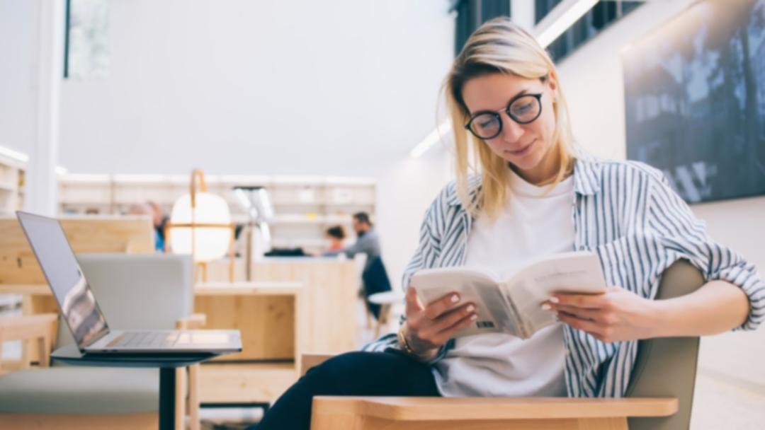 Gruppe von Menschen in konstruktivem Austausch